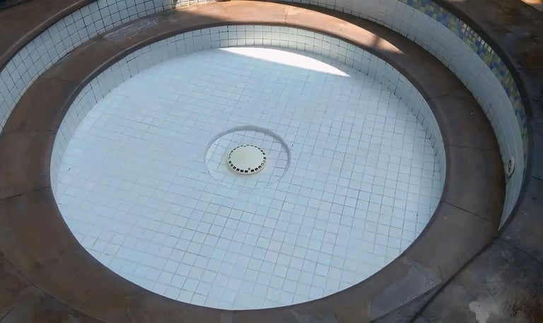 kolam jakuzzi dengan finishing keramik kolam berwarna putih.