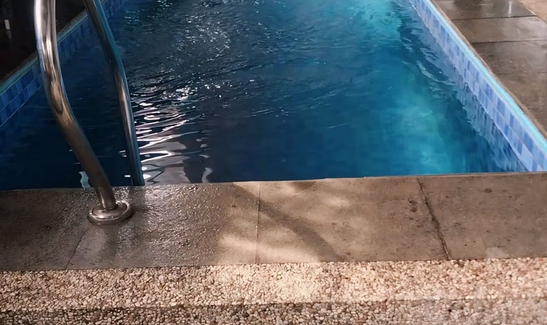kolam keluarga sederhana dengan finising keramik berwarna biru.