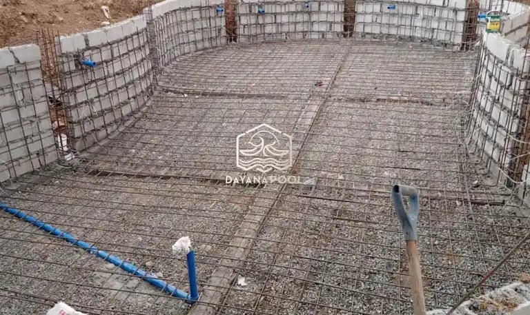 pemasangan gelaran kolam renang dengan gelaran 2 lapis.