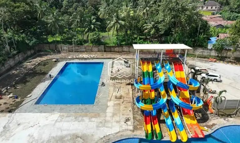 kolam renang watwrboom dan perosotan melingkar.
