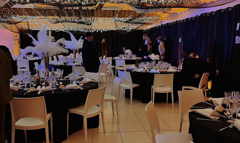 Salle de réception sur le thème année 20 avec des plumes et un plafond étoilé
