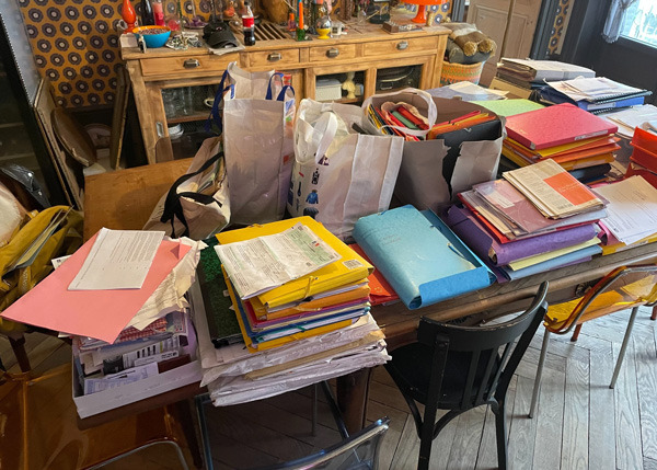 table avec des documents d'entreprises rangés et organisés