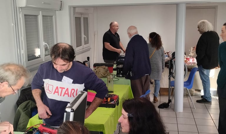 réparateurs bénévoles et visiteurs au repair café de Mormant