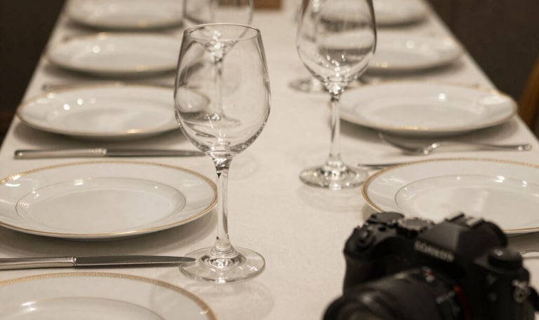 Mesa com preparação para jantar.
