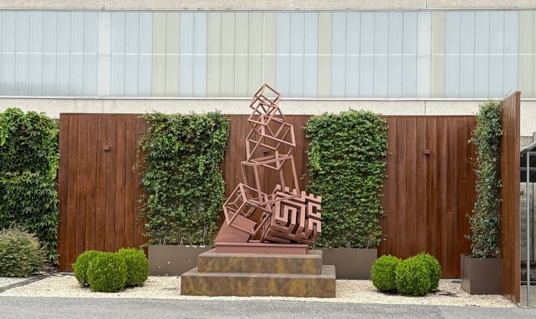 Scultura contemporanea geometrica in metallo con effetto ruggine