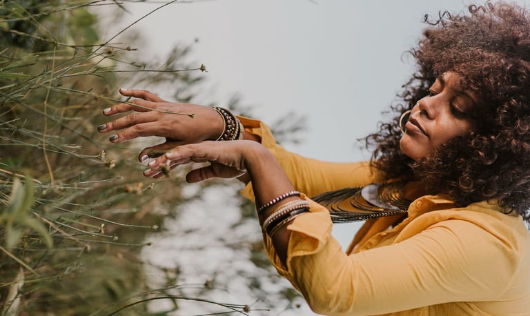 mulher em conexao com plantas e flores