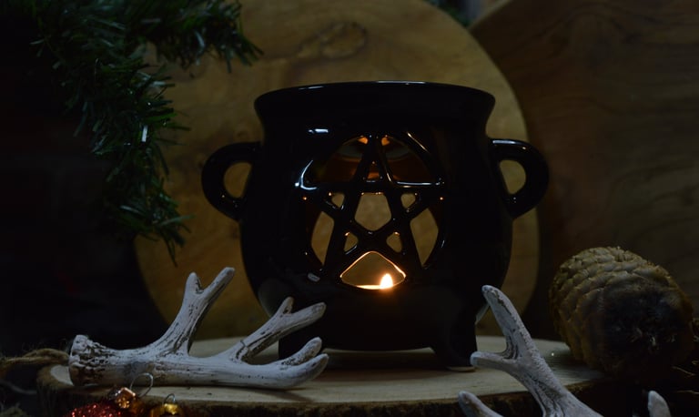 Photo d'un brûleur que je vend. Un brûleur en forme de chaudron avec une découpe de pentacle.