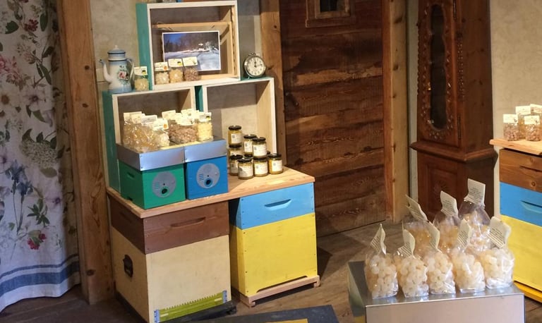 Interno negozio di Chianale con caramelle