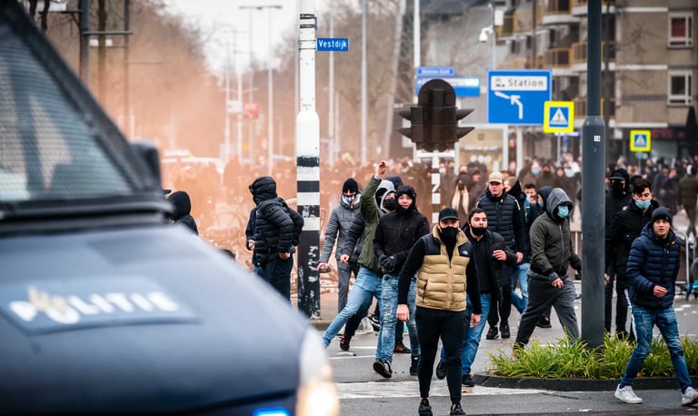 Artikel Roland van Erven over buitenlandse media over avondklokrellen