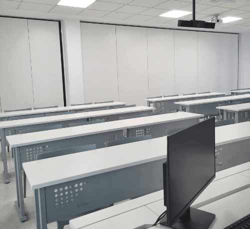 sistema cerrado de paneles moviles acusticos que dividen un aula en una universidad