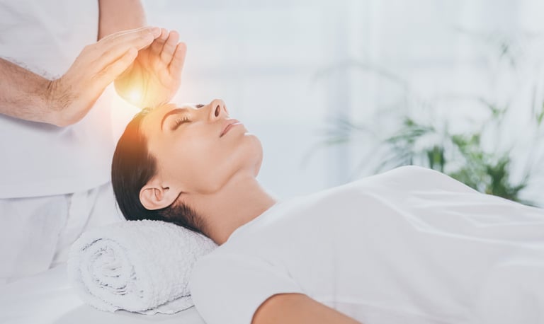 sesión de reiki con manos