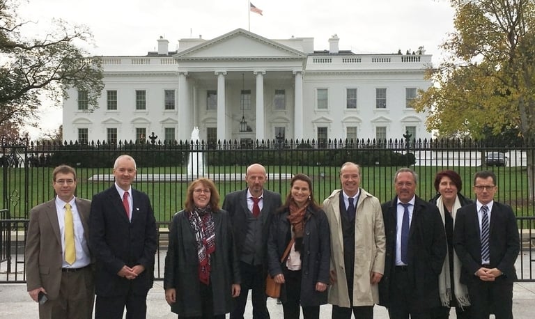 Jörg Grube im Anzug vor dem weißen Haus in Washington inmitten der Gruppe von Teilnehmern