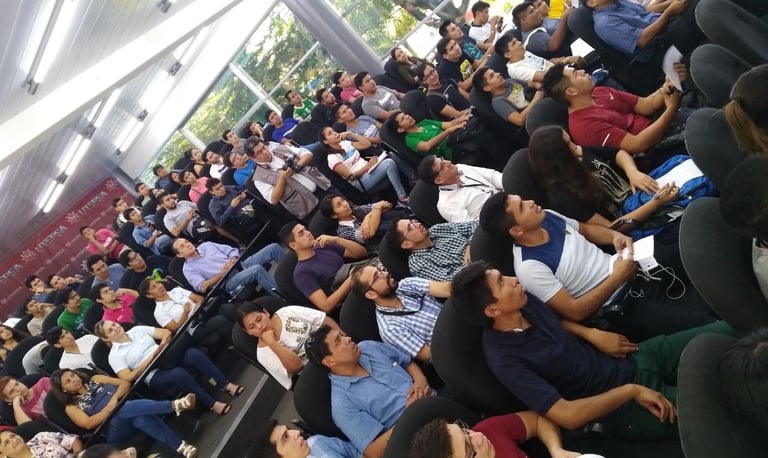 Hier ist das Publikum einer Schule bei einem Vortrag von Jörg Grube zu sehen. Dutzende Schüler/innen