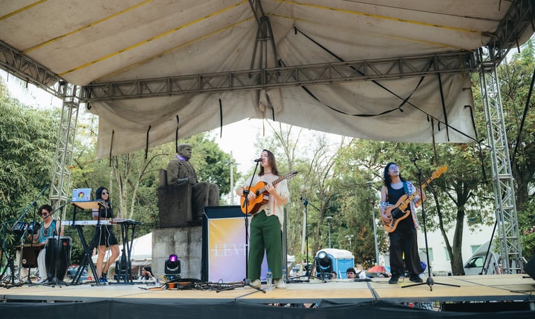 cantautor de bossa pop Levirt con banda completa en presentación de Pride guadalajara 2025