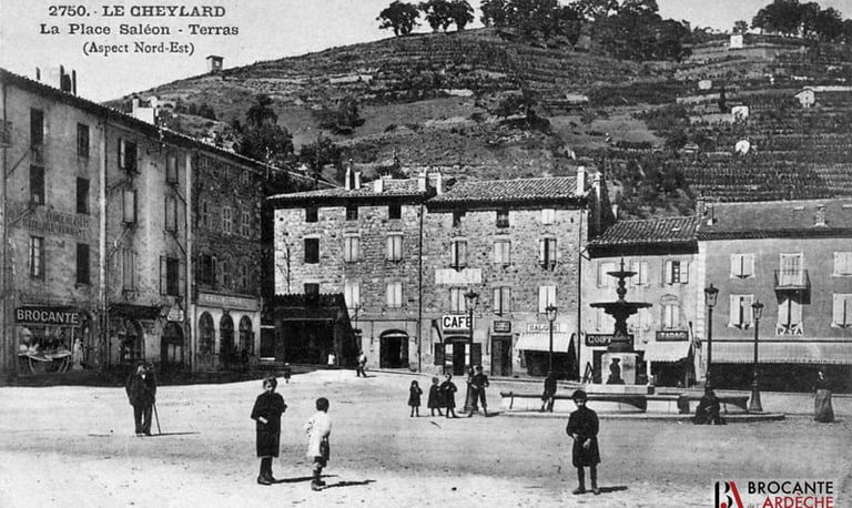 la place Saléon Terras à Le Cheylard, vers 1920. On voit un magasin de brocante.