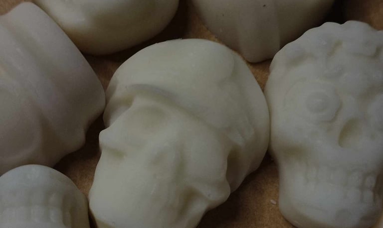 Photo de mes fondant à la violette. Fondants en forme de crâne, de gr, blanc, parfum violette.