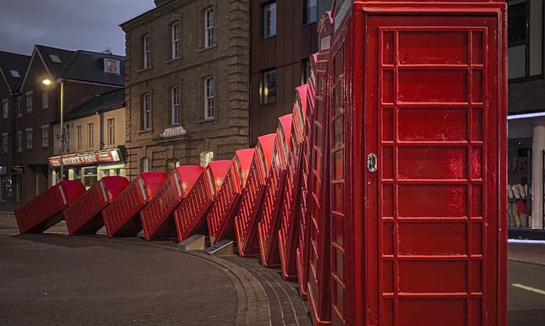 immagine di cabine telefoniche londinesi rosse che cadono a effetto domino 