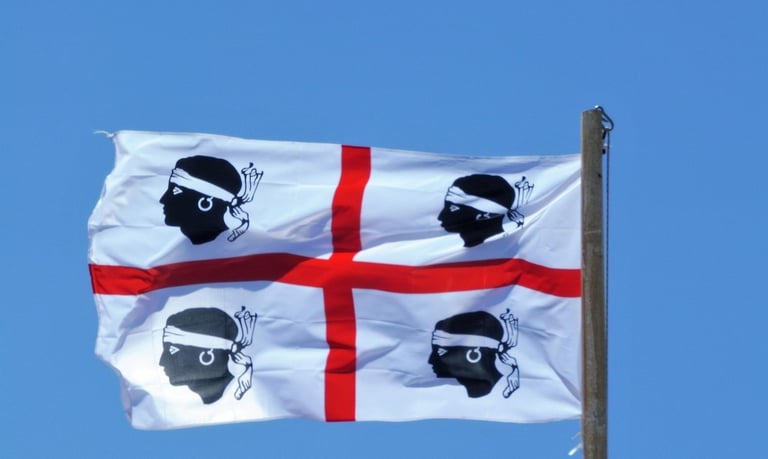 bandiera della sardegna con i quattro mori e la croce rossa