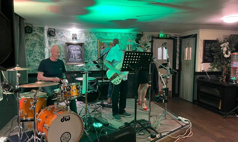 Kellys Heros, Hertfordshire band sings 60's, 70's and eighties music
