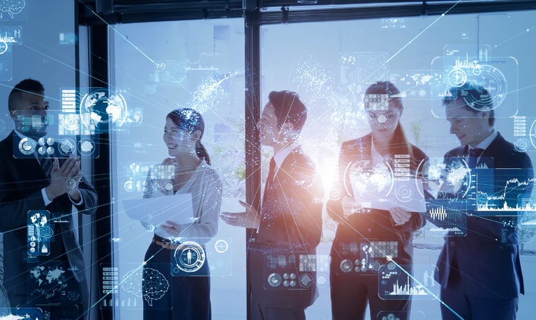 Jovem líder confiante usando tecnologia e conduzindo equipe em ambiente digital e colaborativo