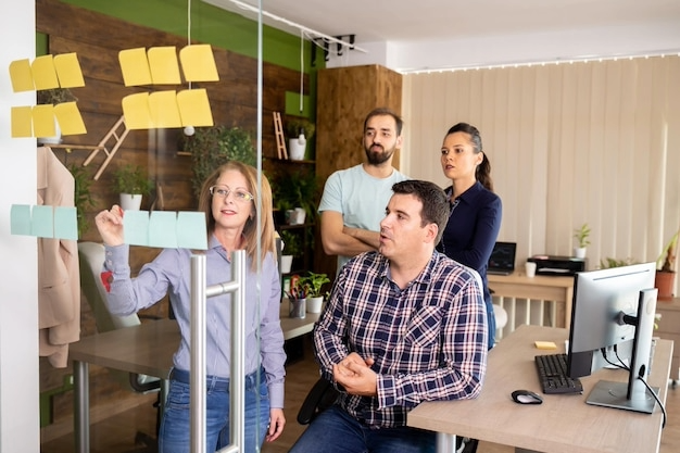 Sprint de liderança ágil com quadro de tarefas em equipe