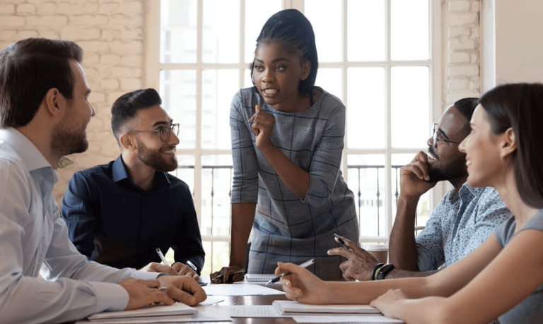ovem lĂder aplicando soft skills em reuniĂŁo com equipe