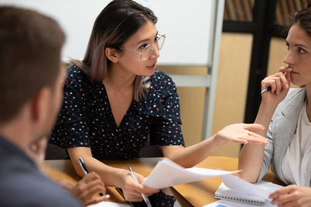 jovem líder escutando atentamente sua equipe em ambiente corporativo