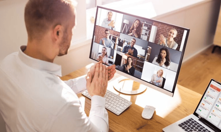 Jovem liderando equipe digital em videoconferĂȘncia com foco em liderança digital