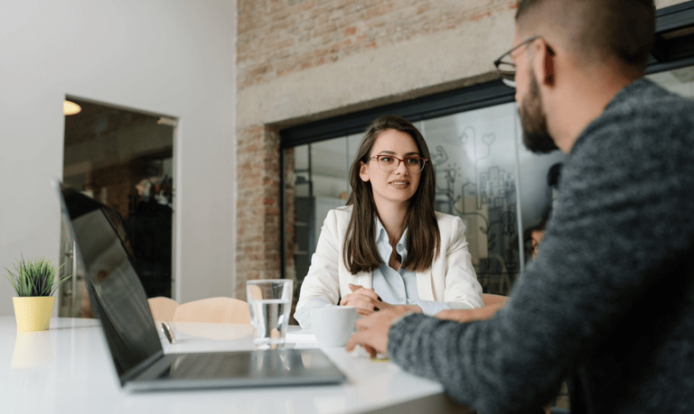 Jovem líder recebendo feedback construtivo no ambiente de trabalho