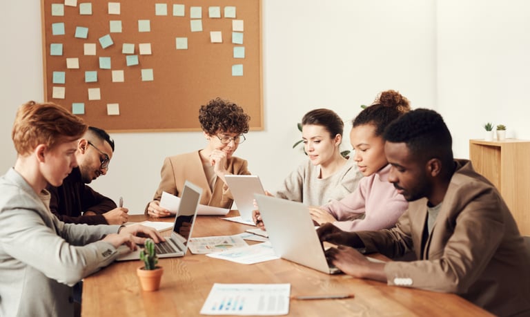 Jovens lĂderes desenvolvendo soft skills em reuniĂŁo colaborativa