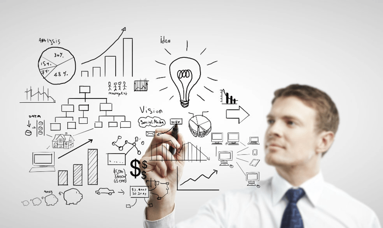 líder analisando dados em dashboard para tomada de decisão estratégica