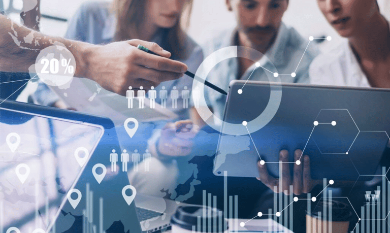 Jovem lĂder digital orientando equipe em ambiente colaborativo moderno