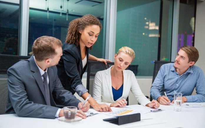 Liderança Situacional em ambiente de trabalho corporativo.
