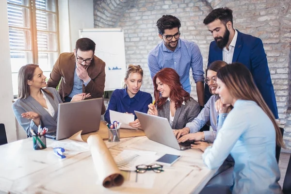liderança em startups, equipe jovem em reunião colaborativa