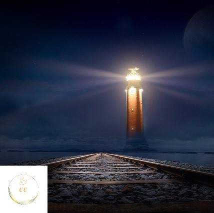 un phare le long d'une voie ferrée dans un nuit bleue marine, lumière, orientation, mouvement