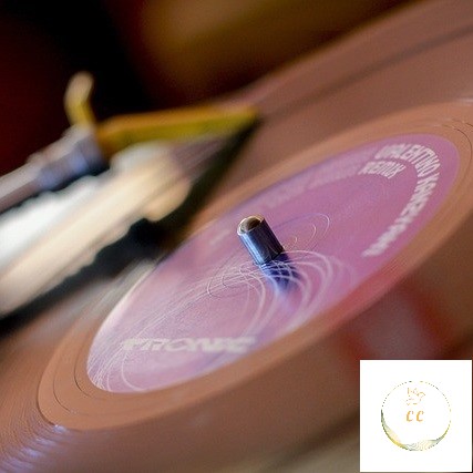 Tourne disque vinyl couleur sépia penché en diagonale, gros plan, mouvement, son, musique, photo
