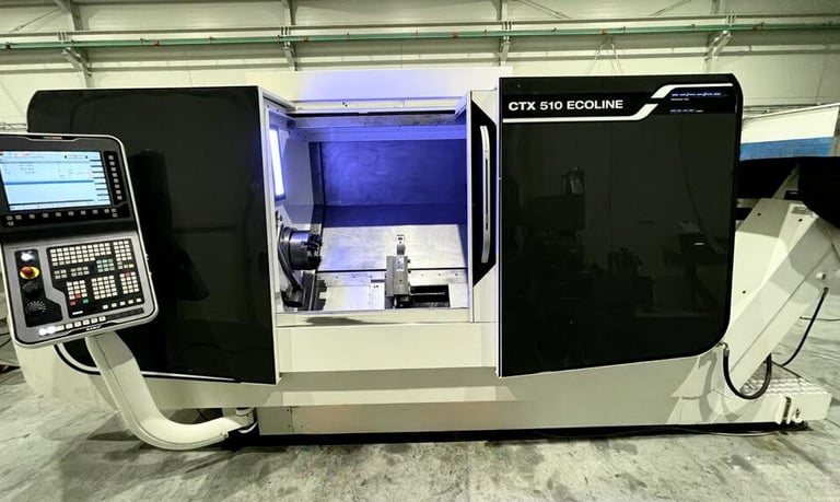 Tokarka CNC CTX 510 Ecoline w nowoczesnym warsztacie z otwartą przestrzenią roboczą.