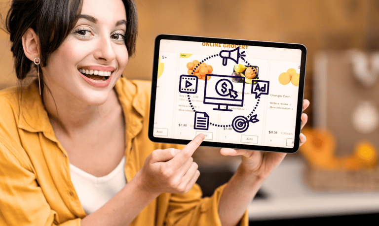 uma mulher segurando um notepad com estratégia de marketing digital  de sucesso