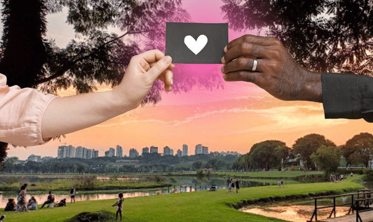 cidade com parques e pessoas felizes e mãos negras e brancas compartilham afeto