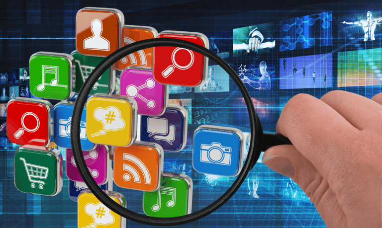 Mão segura lente de aumento e numa representação do mercado digital procura habilidosos