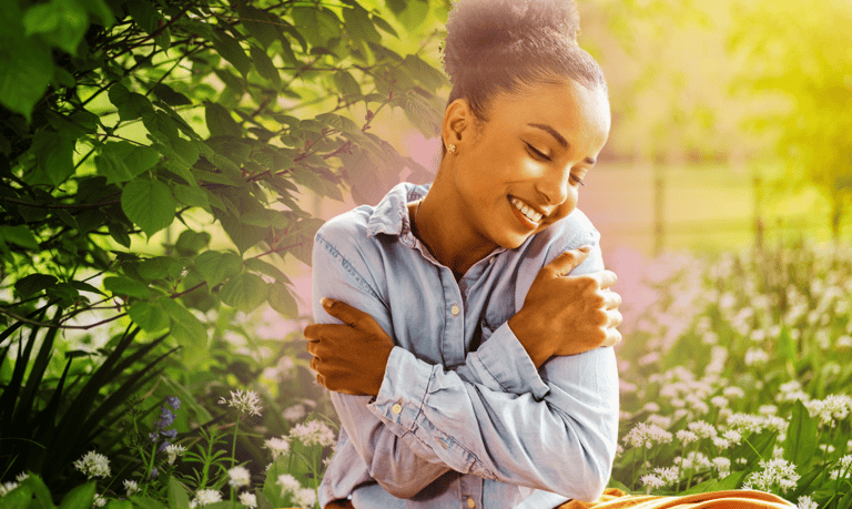 Mulher se abraça feliz em autocompaixão