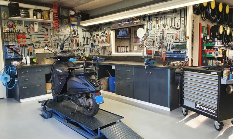 De werkplaats van Otto's Tweewielershop.