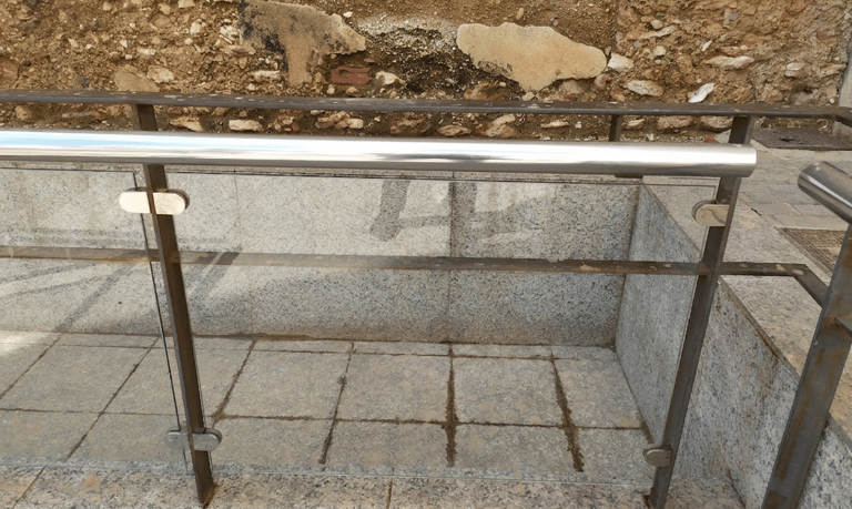 Montaje de barandillas de cristal para escaleras y exteriores - Estilo moderno y seguro.