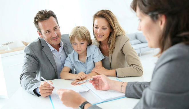 Psicopedagogo orientando criança e família sobre dificuldades de aprendizagem na escola.