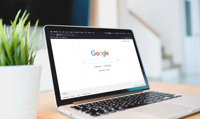 alt="image d un pc portable ouvert avec google" comme fond d ecran