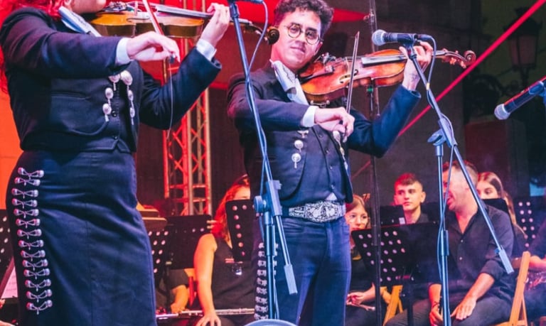 Mariachi Sentimiento Mexicano ofreciendo un show en Valencia, llevando música mexicana tradicional a