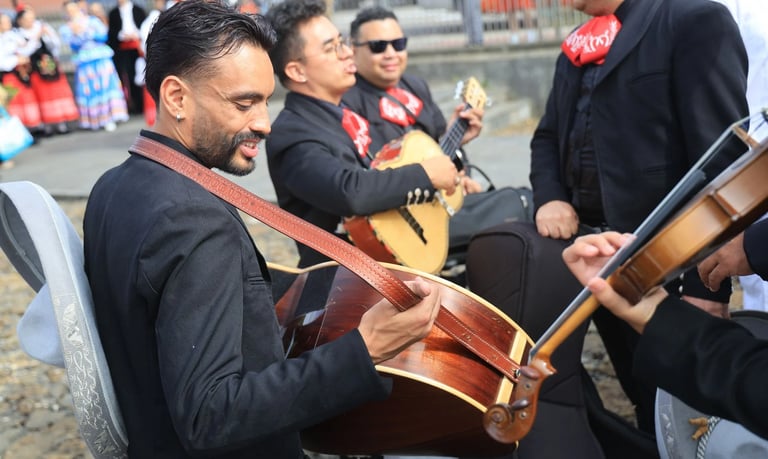 Mariachi Sentimiento Mexicano en concierto en Madrid, músicos tocando canciones mexicanas auténticas