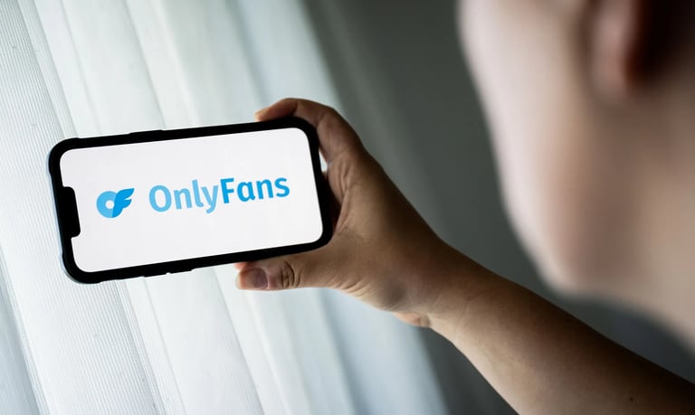 OnlyFans vs. Patreon, Fansly și ManyVids: comparație clară pentru creatorii din România.