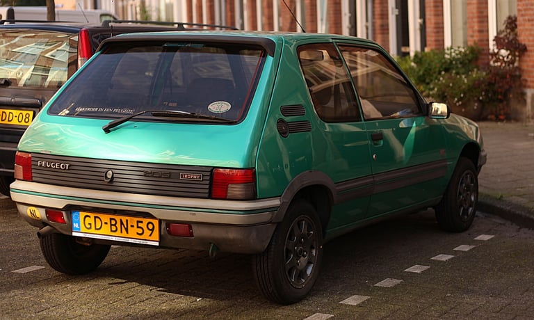 peugeot 205 trophy garée aux pays-bas vu de derrière