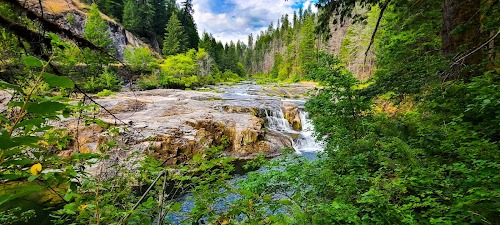 Waterfall Hwy, OR - Steamboat Falls can be seen a minute away from the parking lot  